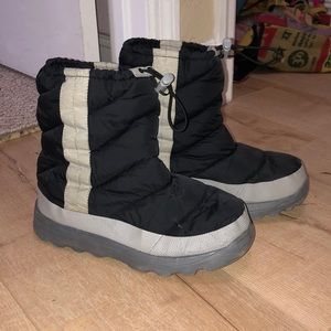 Girls Black Snowboots